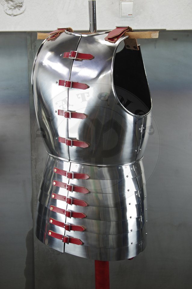 Cuirass with separate skirt in downward lapping lames construction. Backplates hinged at breastplate sides - so called reredors construction. Made of medium carbon steel of various thickness: breastplate 2 mm, backplates 1,5 mm, skirt 1,2 mm. Forged V-shaped stop rib to deflect the points of weapons away from the neck. Heat hardened and tempered up to 42 HRC. Handmade steel buckles in set./ Kirys biay z osobnym fartuchem pytowym. Naplecznik dwuczciowy przymocowany na zawiasach po bokach napiernika. Kirys wykonany ze stali redniowglowej o rnej gruboci: napiernik 2 mm, naplecznik 1,5 mm, fartuch pytowy 1,2 mm. Kuta w ksztacie V ochrona szyi. Hartowany i odpuszczany do 42 HRC. Rcznie wykonane stalowe sprzczki w zestawie.